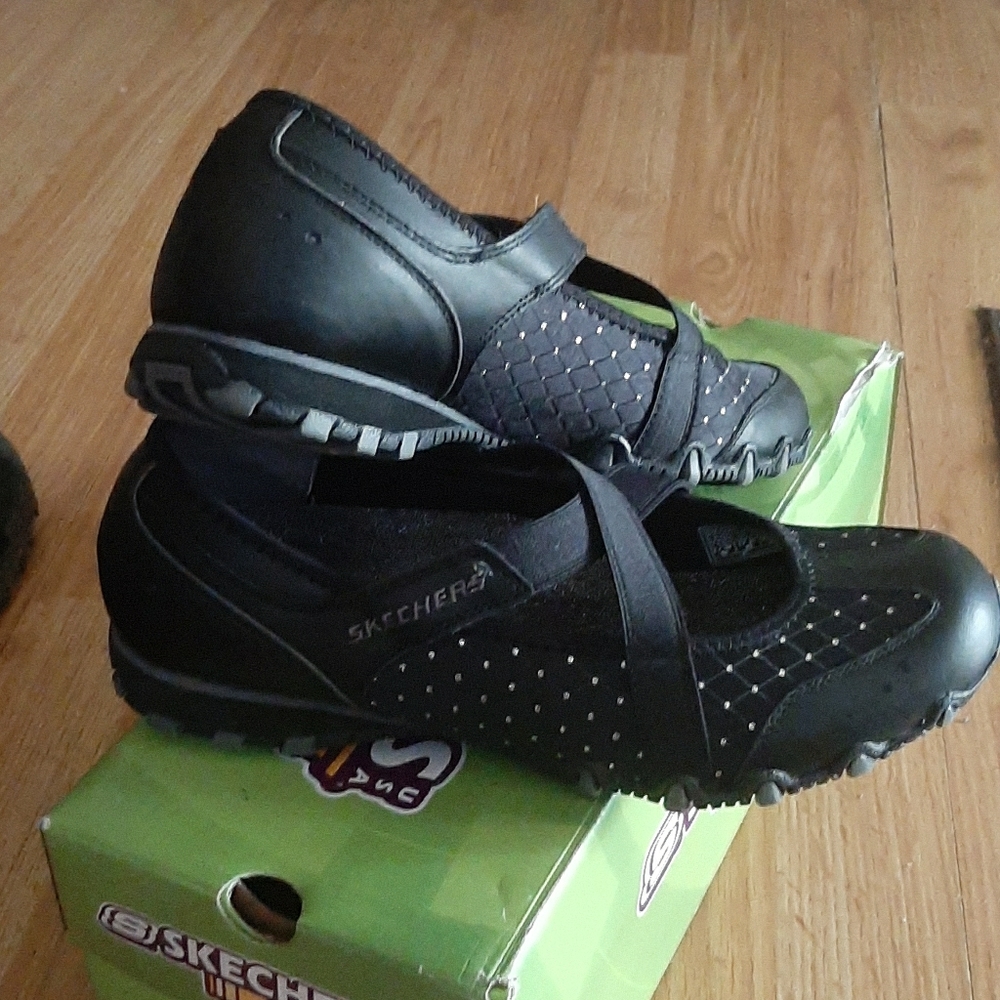 SKECHERS